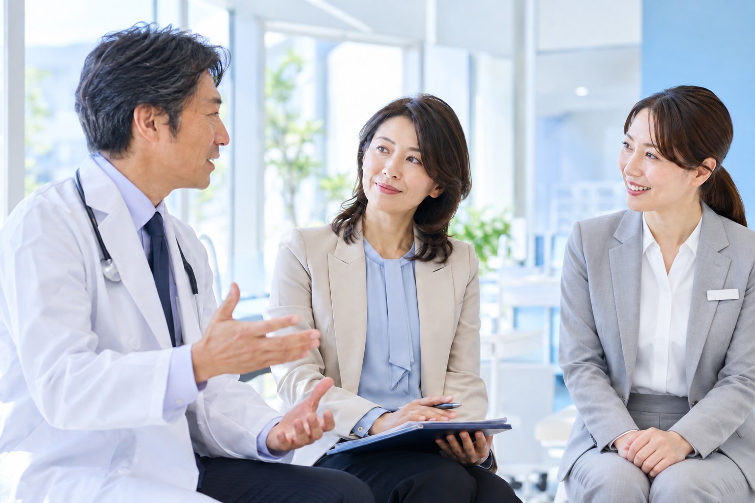 医師の話を聞く2人の医療ディーラー